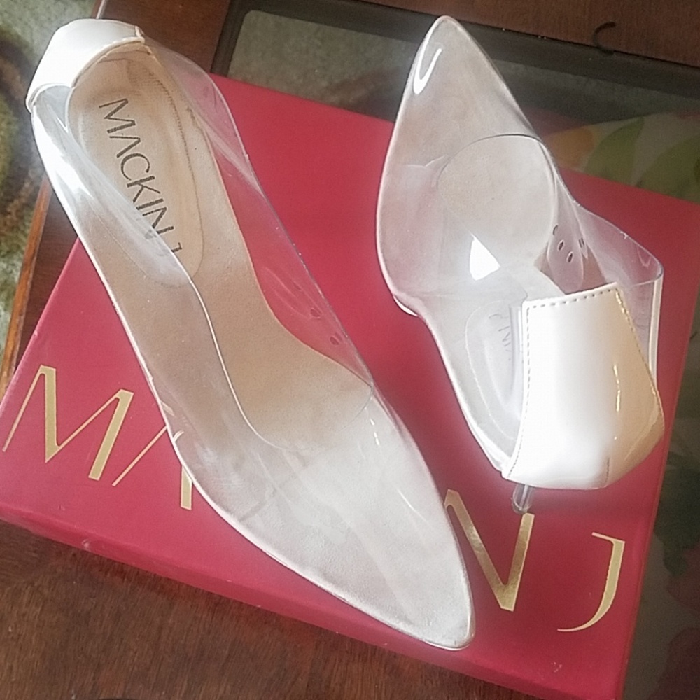 A sexy pair of mackin j heels!